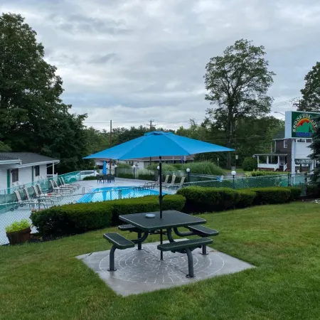 Brookside Motel & Cabins Отели рядом с достопримечательностью «Озеро Лейк-Джордж»