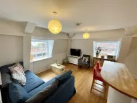 Bright 1 Double Bed Apartment Near Cabot Circus Hoteller i Saint Paul's