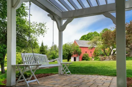 Inn at Pleasant Lake Отели в г. Саттон