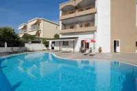 Louvre Hotel - Beach