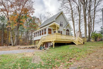 Rustic Retreat Walk to Great Sacandaga Lake! Hotel in zona Mermaid Bay