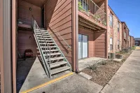 Game Day Retreat Pool Access, 2 Mi to Texas A and M - Apartments
