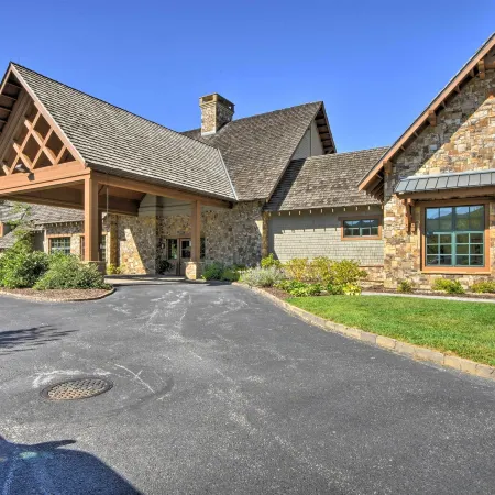 Picturesque Sky Haus Sanctuary w/ Mountain Views
