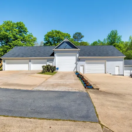 Walk to Lake: Hiram Hideaway w/ Shared Gazebo!