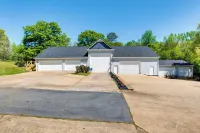 Walk to Lake: Hiram Hideaway w/ Shared Gazebo!