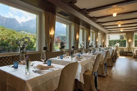 Dolomites Wellness Hotel Savoy Отели рядом с достопримечательностью «Ski School Dolomites»