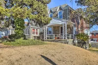 Townhome w/ Porch, 7 Mi to Lincoln Financial Field - 3-Star