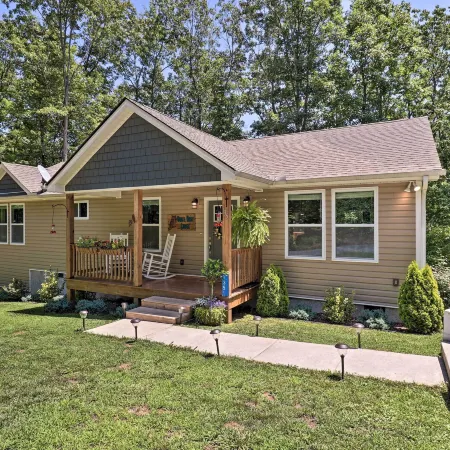 Smoky Mountains Leicester Home w/ Deck!