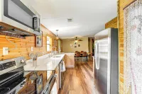 Sleep with Sloths and Lemurs! Modern Webster Home - parking