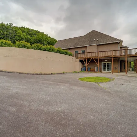 Classy Home w/ Hot Tub + Mt. Jefferson Views!