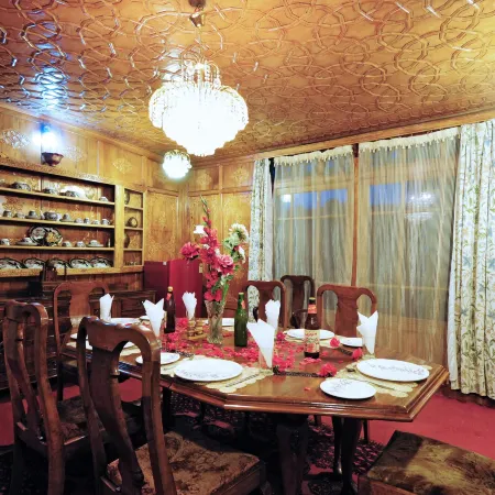 Wangnoo Houseboats