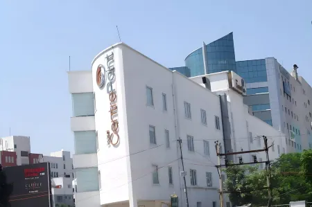 The Centrepoint Отели рядом с достопримечательностью «Inian Netlon-Netlon Mosquito Net for Sale OMR Sholinganallur Chennai»