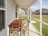 Spacious, charming 2-Story Retreat in Beautiful Summerville – Sleeps 8+