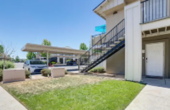 3 マイル トゥ ダウンタウン：ゲーテッド コンド ウィズ パティオ イン リノ！