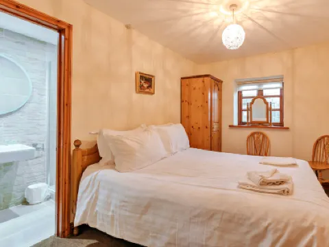The Onibury Hotel a 