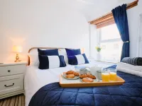 Scallop Cottage Hotels near Four Crows Gallery