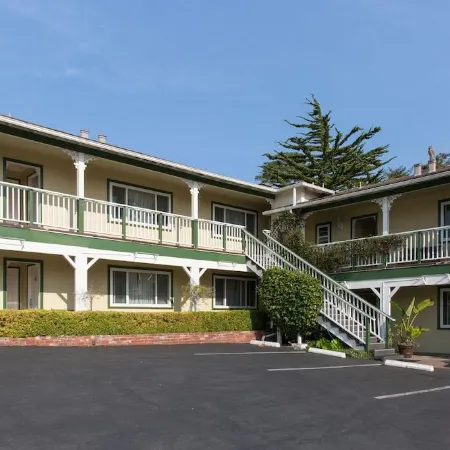 Carmel Inn & Suites