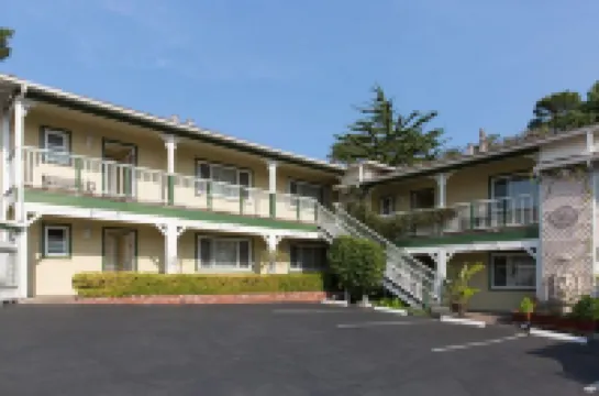 カーメル イン アンド スイーツ カーメル・プラザ周辺のホテル