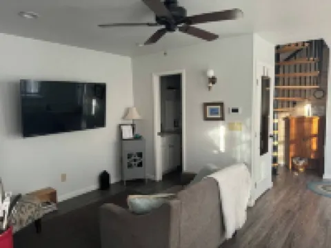 Cozy Carriage House - studio in serene Arvada with WiFi, AC