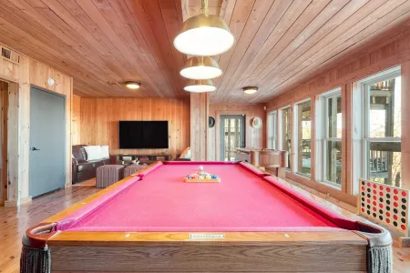 Fontana by AvantStay Gorgeous Mountain Cabin w Views Hot Tub Game Room Отели рядом с достопримечательностью «Little Mountain Church Village»