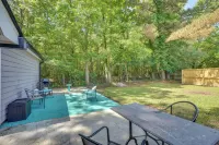 Cozy Goose Creek Escape w/ Patio & Grill - Homestays