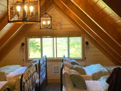 Warm River Goose Roost Cabin in private gated community Hotels near Upper Mesa Falls