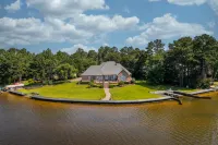 Lakeside Access and Game Room - Spacious Tranquil Escape