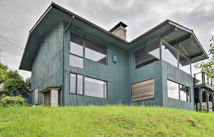 Deck & Sweeping Views: Family Union Home