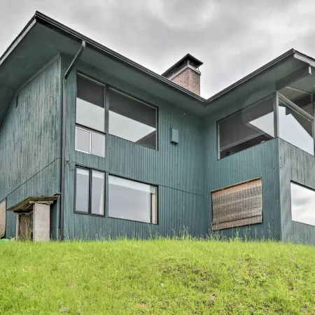Deck & Sweeping Views: Family Union Home