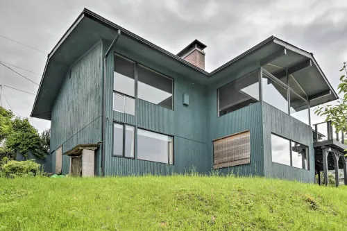 Deck & Sweeping Views: Family Union Home - parking