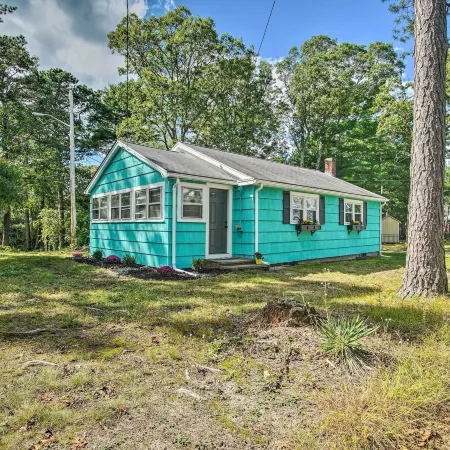 Coastal Comfort Near the Bay! Buttermilk Cottage