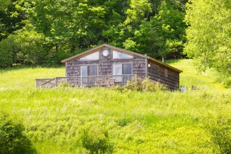 Rustic 2Br Cabin Retreat with Epic Views