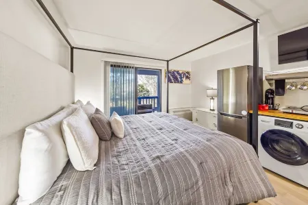 Beautiful new studio on the water