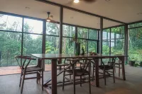 Maze Lodge Hotels in Carate
