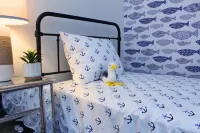 All-American Snowbird Getaway in the Heart of Long Beach! King suite, sleeps 6