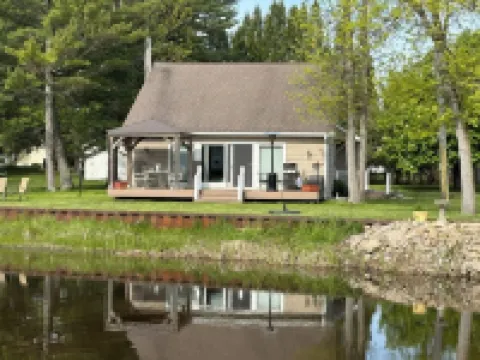 Charming 3-bedroom riverside cottage in brilliant Tawas City