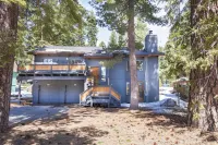 Bright & Modern Cabin Luxury Home in Carnelian Bay! Hotels near Lost Sauna Co