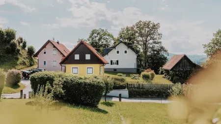 Vacation Apartment Zweisamkeit with Vine Arbor and Panoramic Garden in a Great Central Location