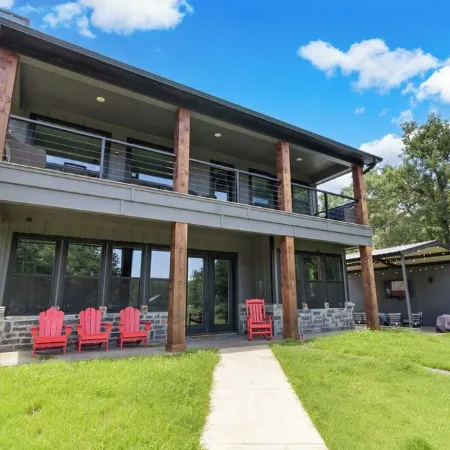 Richland Chambers Lakefront 2-story home with boat dock and pavilions. Отели в г. Фристоун