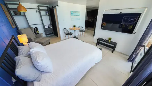 Deluxe Ocean View Studio with Free Parking & Pool