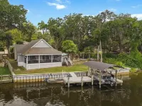 Beautiful Waterfront Home on the Alafia River Hotels in Riverview