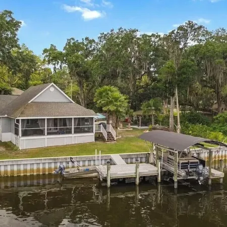 Beautiful Waterfront Home on the Alafia River Отели в г. Ривервью