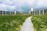 Beach view 3 bedroom condo 2 minute walk from the beach!