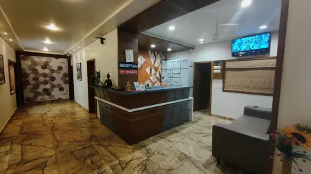 Hotel Damodar Отели рядом с достопримечательностью «Veraval Seafront»