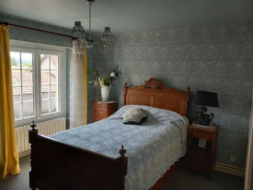 Maison de Ville, Jardin. 5 Chambres, 3 Salles de Bains, Cuisine et 2 Salons Hotels in Toulon-sur-Arroux