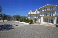 2-bedroom luxury villa surrounded by mountain views just minutes from the beach Hotels in Donje Polje