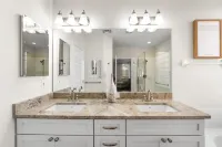 Luxurious 3BR Condo in the Exclusive Gated Gulf Harbour Yacht & Country Club Các khách sạn ở Iona