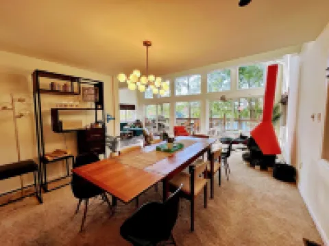 Mid-Century Modern Lake House – Gorgeous Fall Views, Fire Pit, Sauna, 4Br