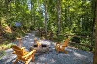 Charming Moose Lodge 2-bedroom cabin with WIFI,& Game room in Bryson City