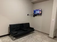 Apartamento de 2 habitaciones, AC, baño, Netflix, Wi-Fi, lavandería y garaje.